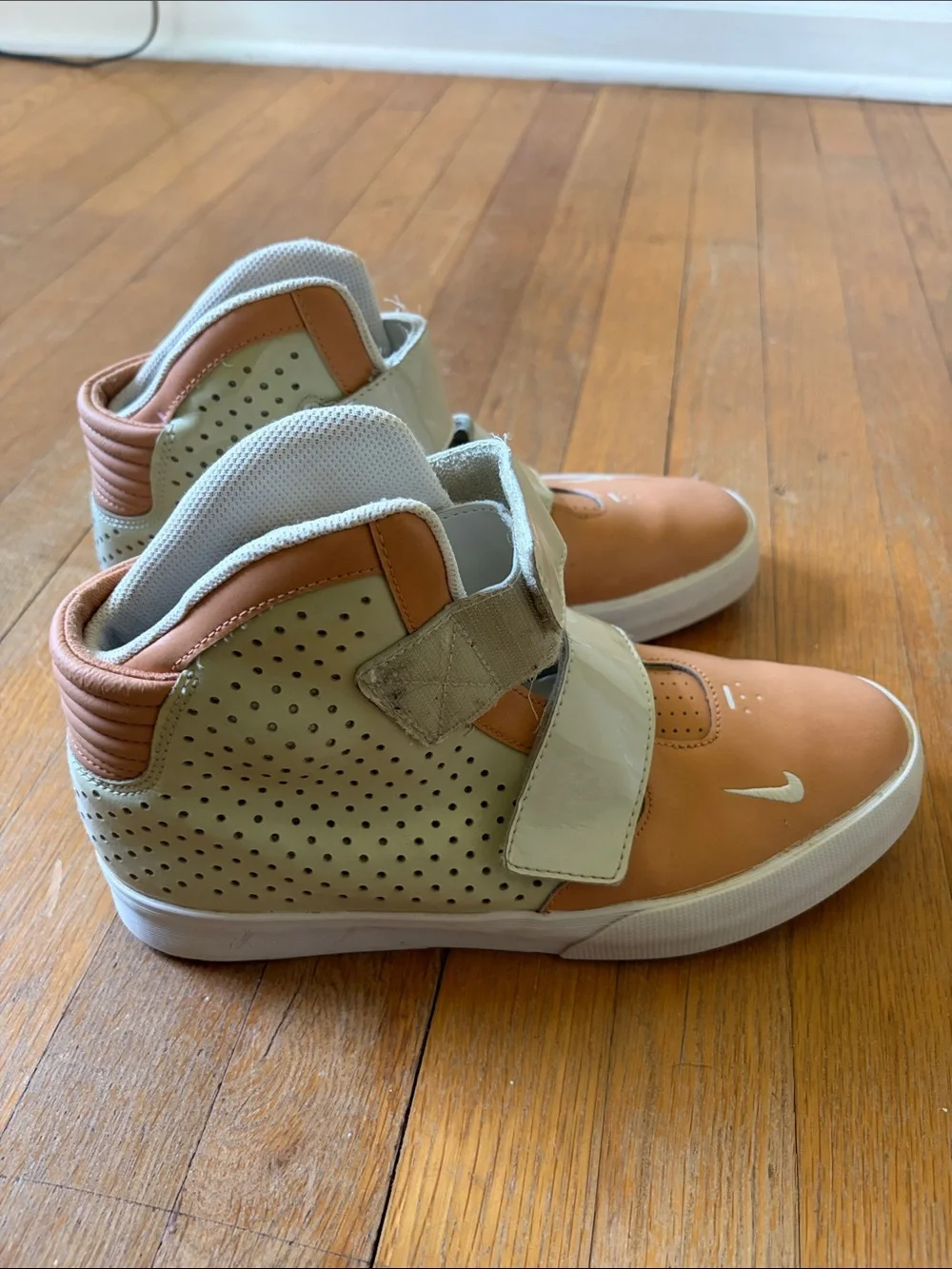 Nike FLY STEPPER 2K3  High-Top Sneakers in Tan and Cream Velcro